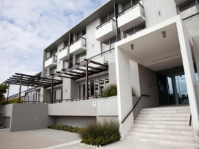 Гостиница Atlantic Beach Hotel  Мелкбосстранд